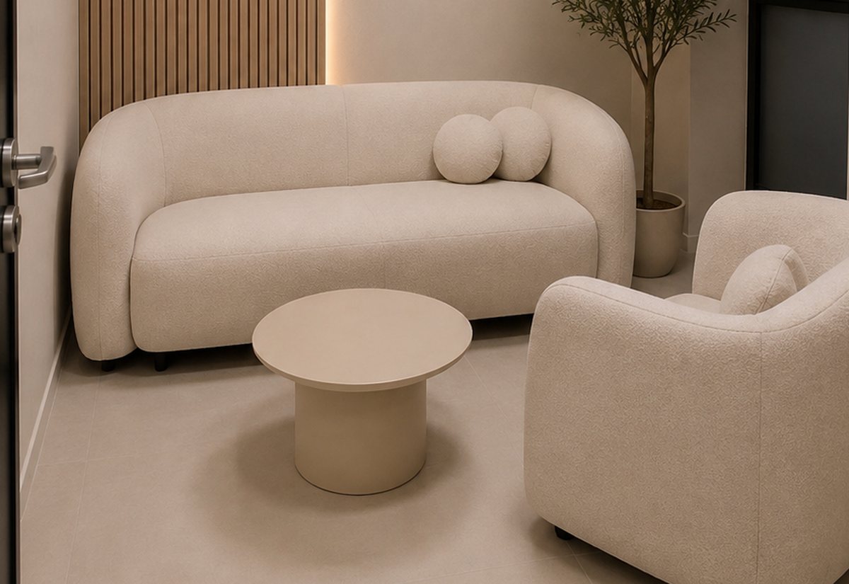 Poczekalnia Novera Centrum Terapii w Rzeszowie — jasna sofa i fotel